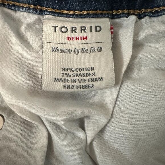 Torrid ~ Blue denim shorts ~ size 14 ~ 2% spandex for added comfort - Picture 7 of 7